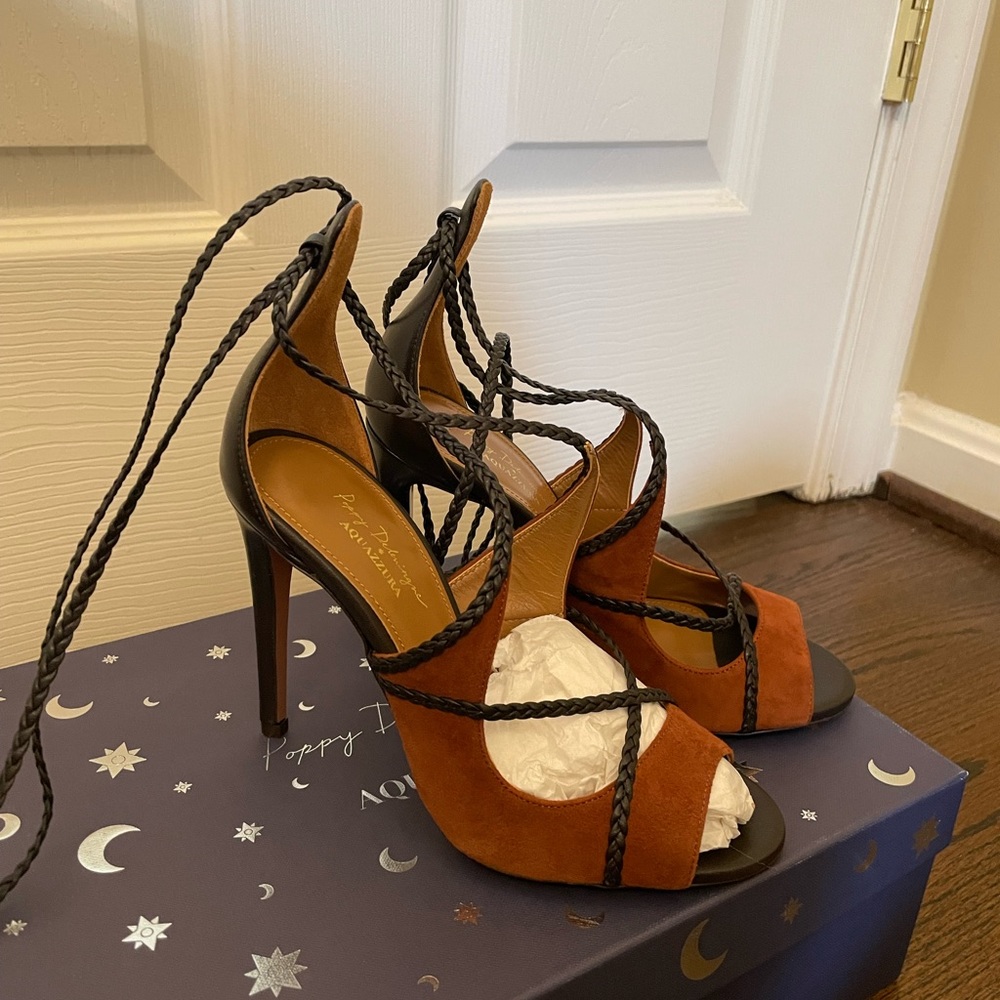 NWT Aquazzura heels in a gorgeous brown suede and black leather.